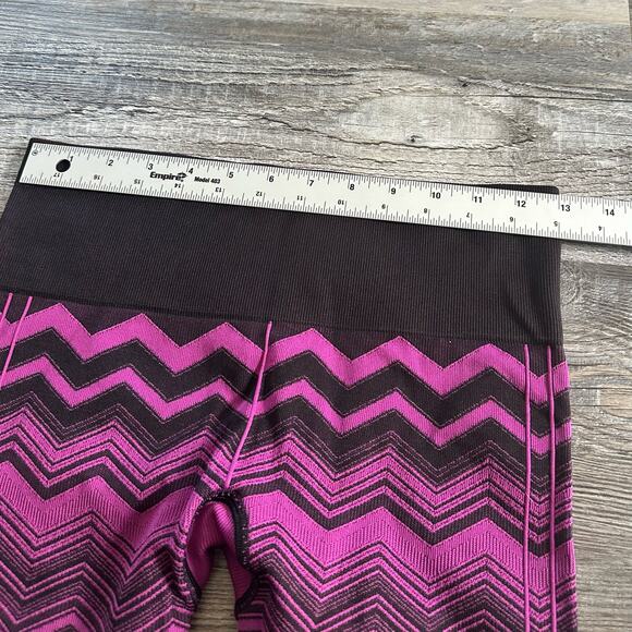 Lululemon Black Purple Chevron Print Women's Athletic Capri Leggings Size‎ 6 - Picture 4 of 8